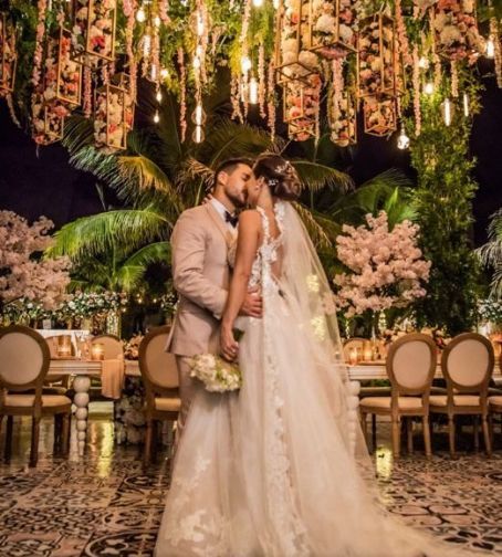 Carmen Villalobos and Sebastian Caicedo kissing for their wedding photoshoot