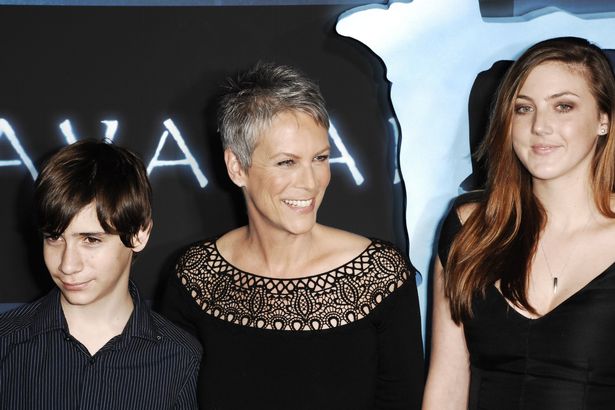 Young Thomas Guest with her mother Jamie Curtis and another girl on Avatar premiere
