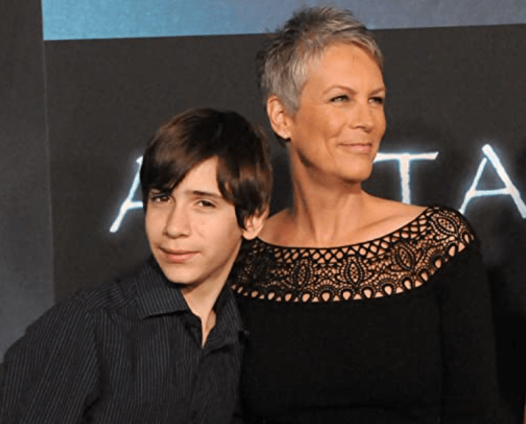 Young Thomas Guest with her mother Jamie Curtis on Avatar premiere