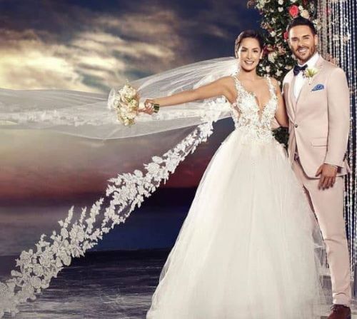 Carmen Villalobos and Sebastian Caicedo in front of the beach right after their wedding ceremony