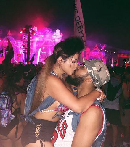 Alva Jay and her husband, Ruben Hernandez, kissing at a concert
