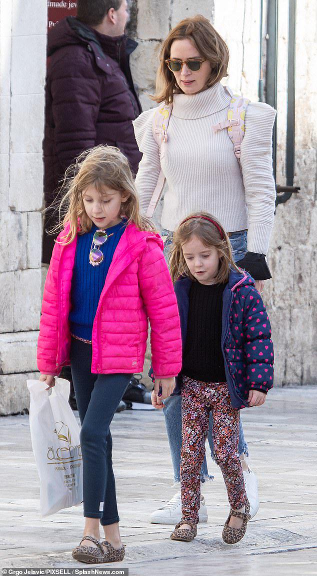 Hazel Krasinki wearing a pink jacket with her sister Violet and her mother Emily Blunt