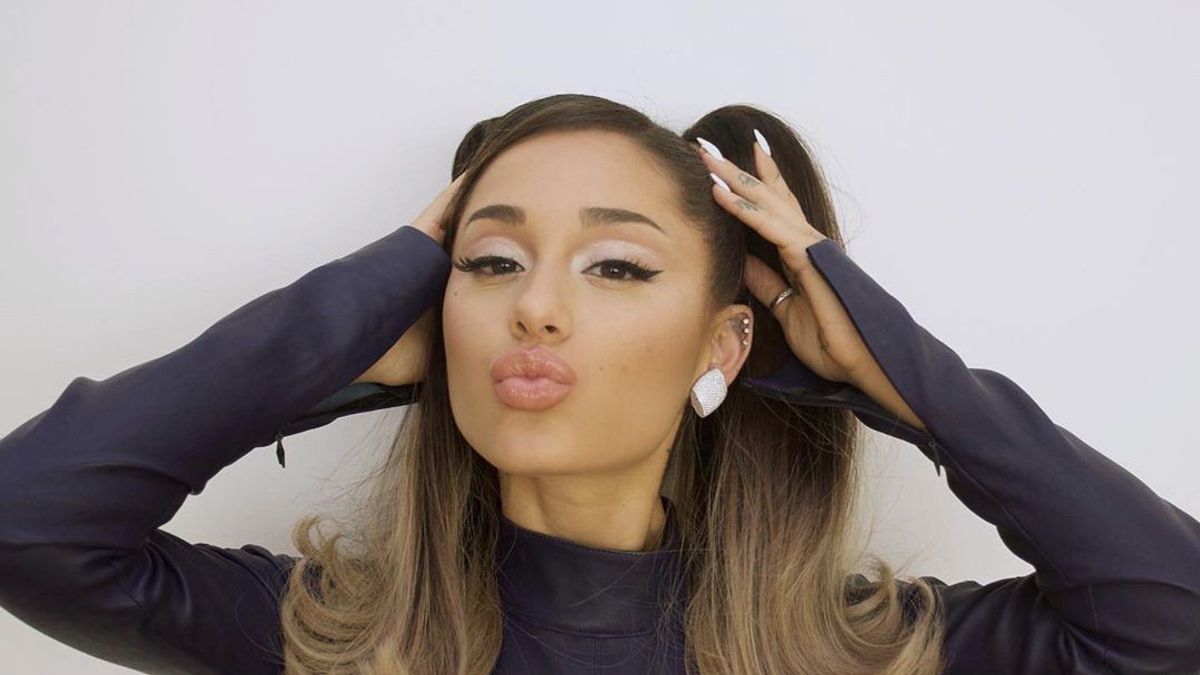 Ariana Grande Kisses