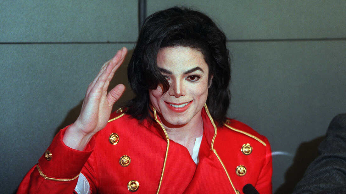 Michael Jackson Waving
