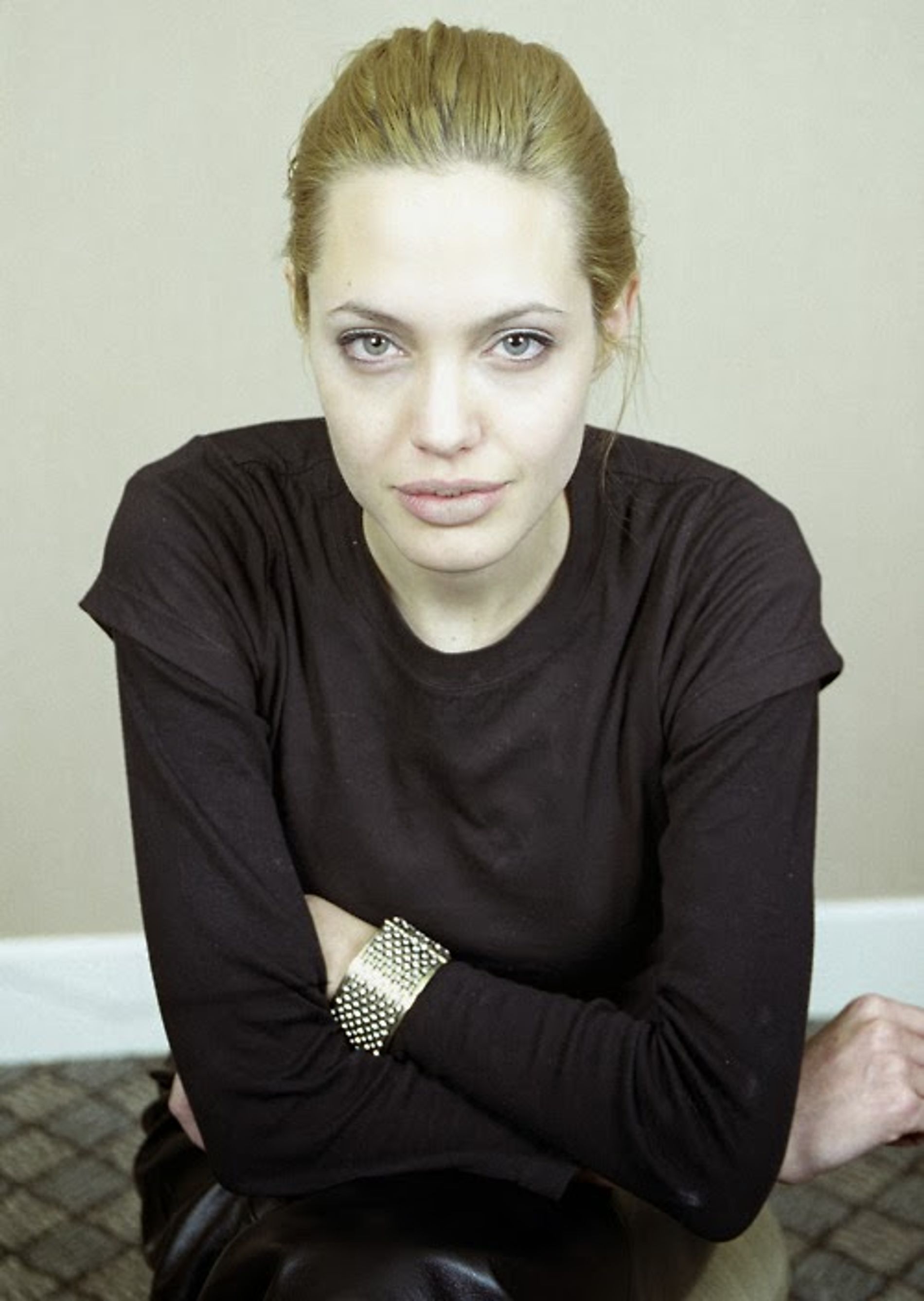 Angelina Jolie without make up at Mr & Mrs Smith photoshoot