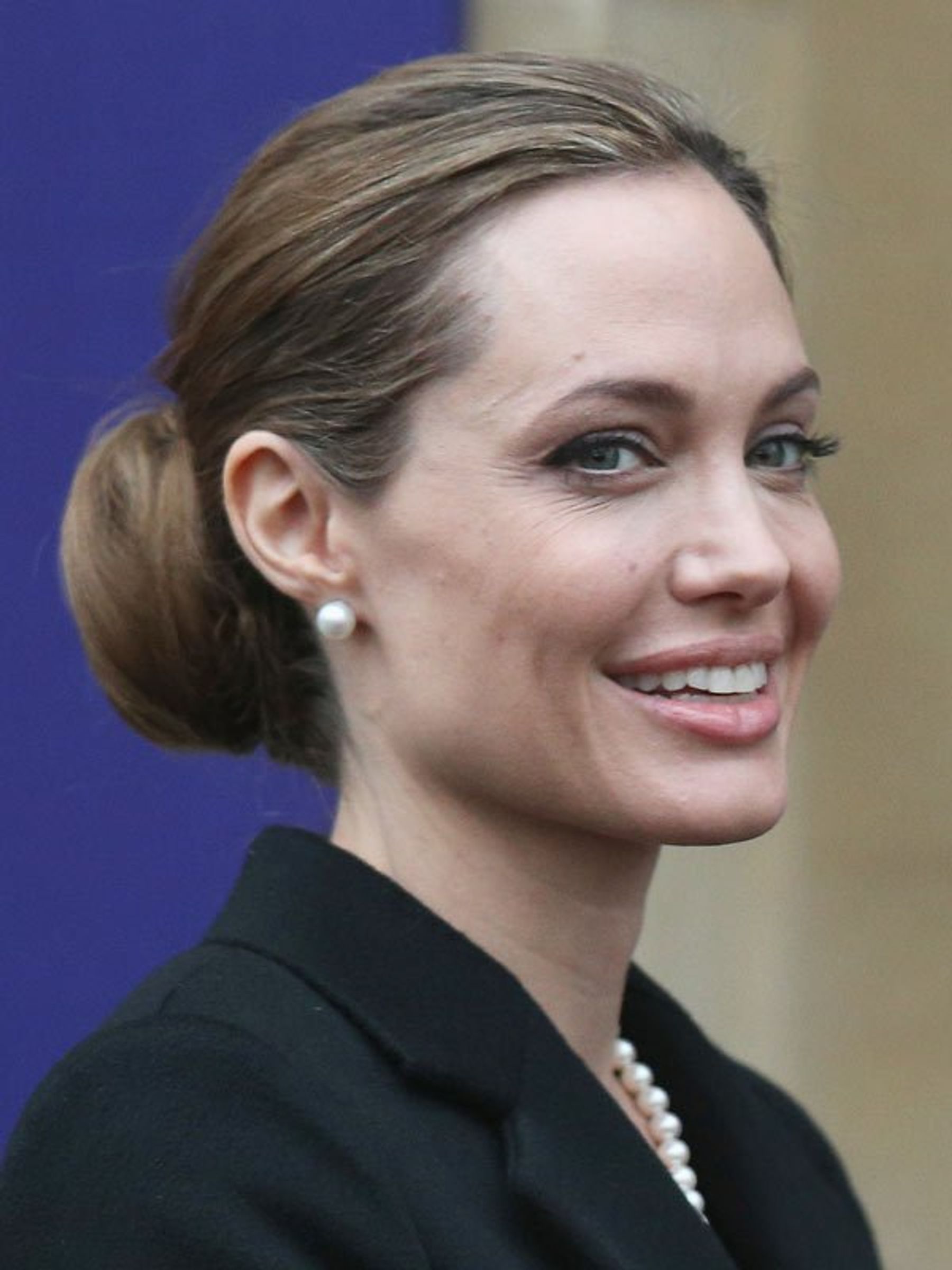 Angelina Jolie wearing pearls with no makeup at awards night 2011