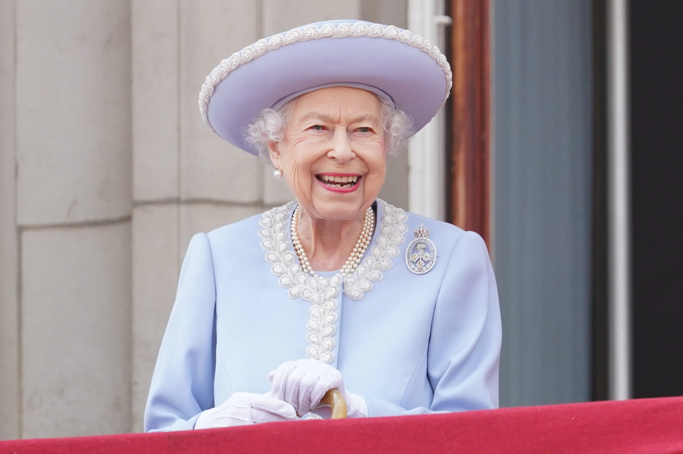 Queen Elizabeth standing in the Buckingham Palace balcony during her Platinum Jubilee celebration