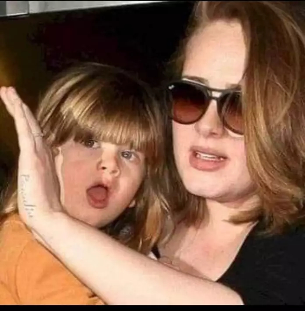 Adele holding her kid Angelo