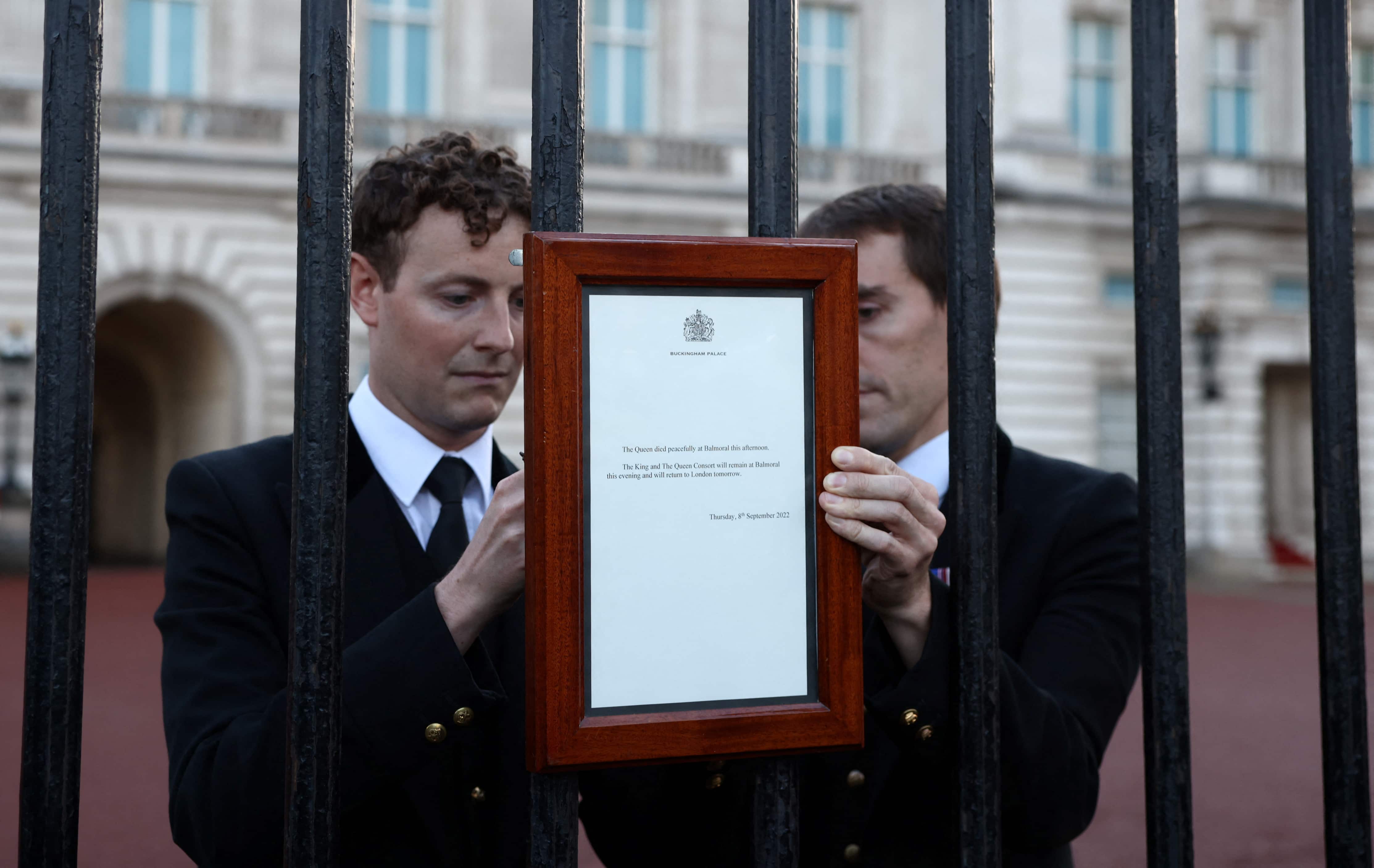 Queen Elizabeth Death announcement outside the black gate