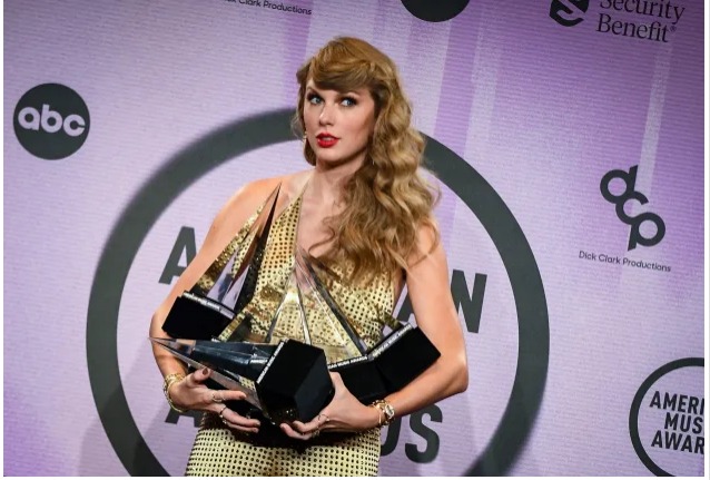 American Music Awards 2022 - Taylor Swift Won Artist Of The Year