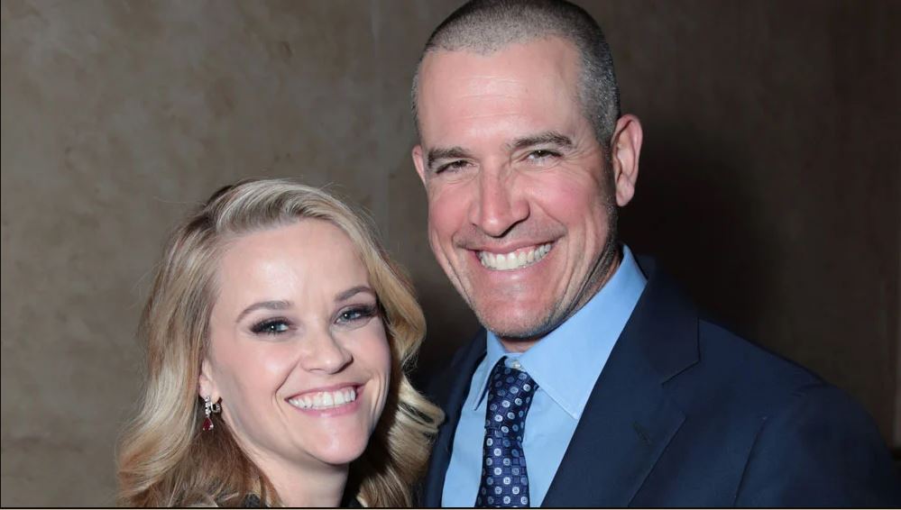Jim Tott with his wife Reese Witherspoon with a big smile on their faces