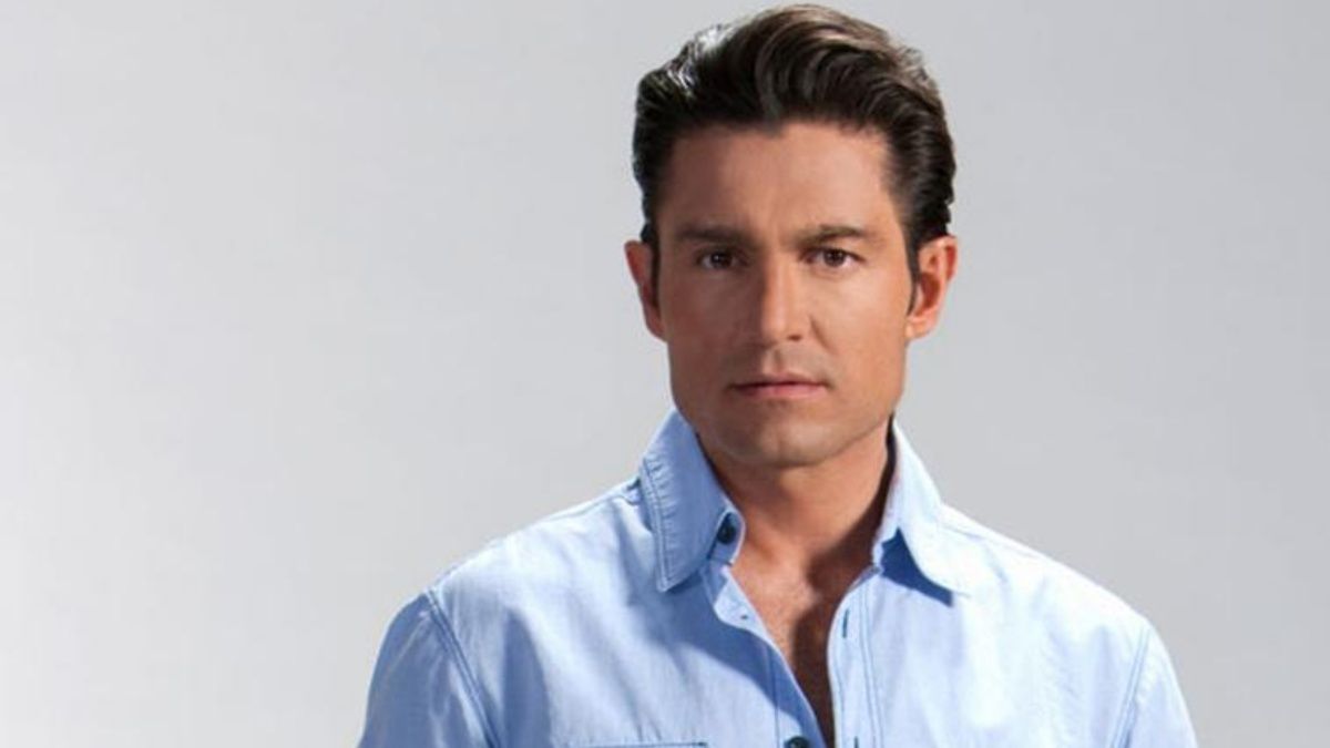 Fernando Colunga wearing a blue shirt