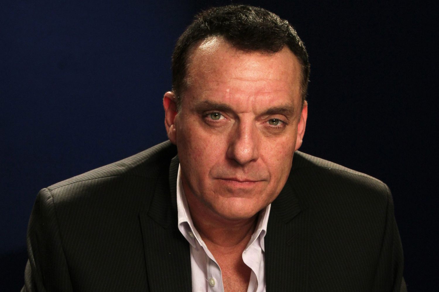 Tom Sizemore wearing a black suit 