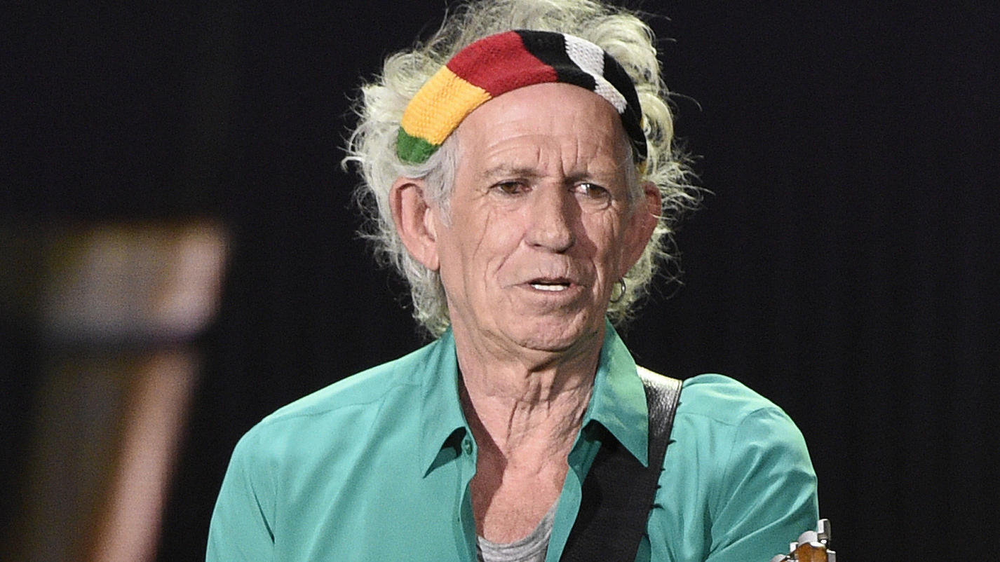 Keith Richards wearing a green polo long sleeves