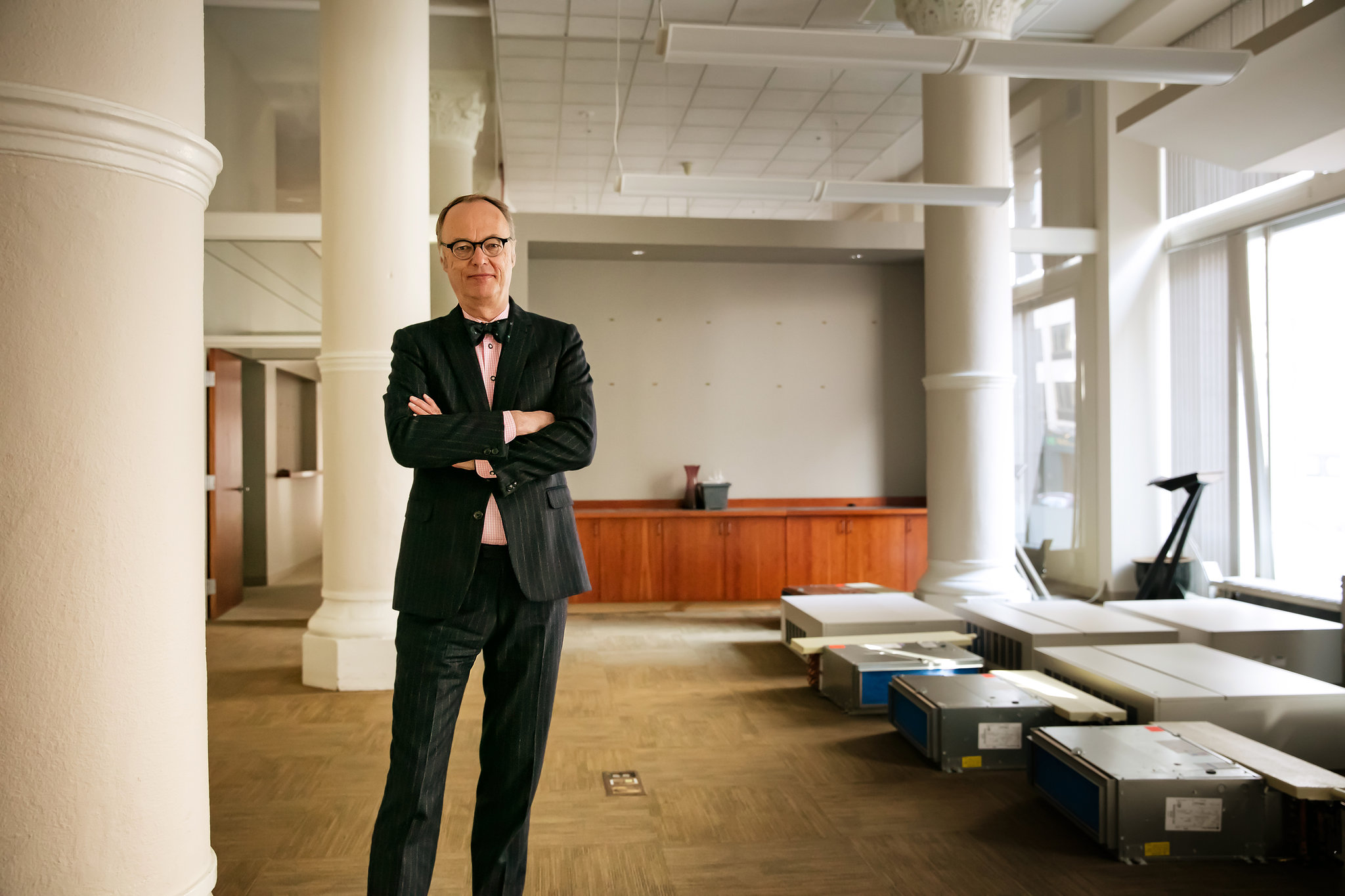 Christopher Kimball wearing a blaack suit and eyeglasses