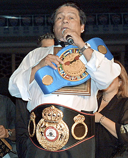 Roberto Duran winning a belt