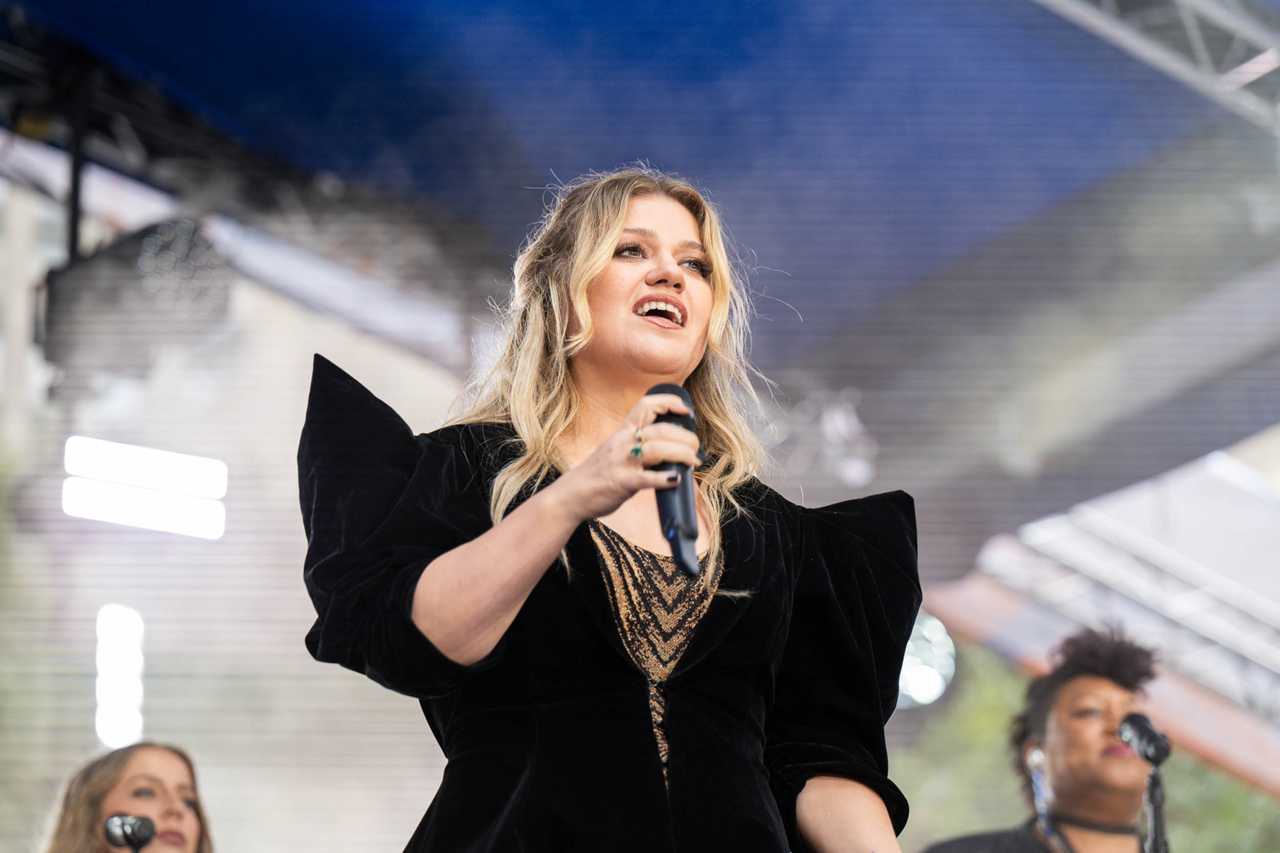 Kelly Clarkson Joins Vegas Street Musician Ahead IHeartRadio Music Festival Set