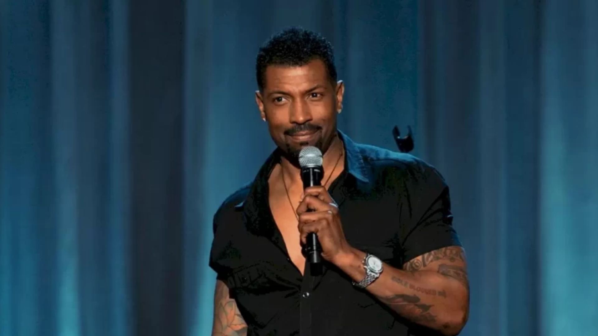 Deon Cole Holding A Mic