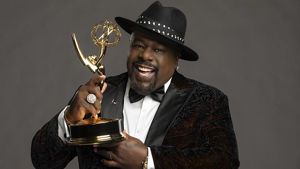 Cedric The Entertainer showing his trophy